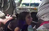 زوجين شابين يمارسان الجنس في مكان عام.