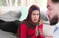 صب الفيديو في سن المراهقة فتاة مع الحمار الكمال مارس الجنس من قبل الرجل الأبيض.