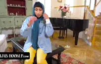 أحاول إبقاء فمي بعيدًا عن قضيبه.