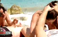 فاتنة مفلس الشباب في جوارب والكعب.