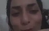 ضيق كس في سن المراهقة يأكل والملاعين بأسلوب هزلي مع هزاز لها.