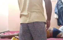 كان صديقي يلعب مع كس قبل أن يأتي ، لذلك كان علي أن أصمت.