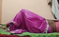 الهيكل الوسيم يستعرض الانتفاخ الهائل.