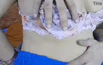 امرأة سمراء الساخنة تحب لعبتها في السرير.