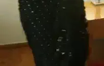 فتاة صغيرة الثدي تلعب مع بوسها.