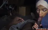 أحمر حار في سن المراهقة ركوب الخيل والنافورات على ديك.