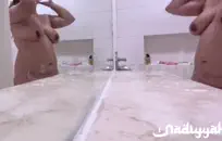 لاتينا سميكة يحب فرك كس واللعب مع قضبان اصطناعية سوداء كبيرة.