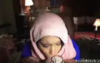 مص ديك أبي بينما كان يشاهد.