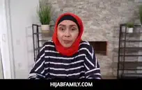 الشباب في سن المراهقة مع الديك الرجيج قبالة.