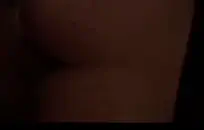 عبد مقيد بحبل وياقة مكممة بكرسي متدلي.